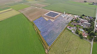 Luftaufnahme einer Photovoltaikanlage und eines Erdwärmespeichers