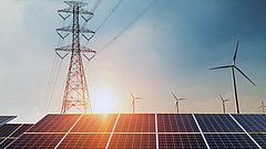 Solarpaneele mit Strompylon und Windkraftanlagen 