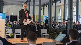 Andreas Kuhlmann auf einer Bühne