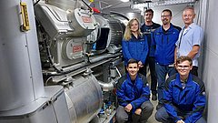 Mitarbeiter der SCHOTT AG vor einer Wärmepumpe.