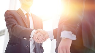 Nahaufnahme, Geschäftspartner nach Vereinbarung mit Händedruck