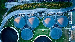 Vertikale Ansicht der Prozesskomponenten, Fermenter und Bio-gasspeicher der landwirtschaftlichen Biogasanlage.