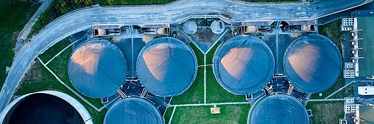 Vertikale Ansicht der Prozesskomponenten, Fermenter und Bio-gasspeicher der landwirtschaftlichen Biogasanlage.