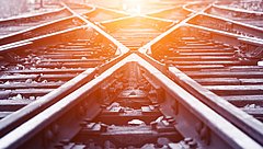 Schienenweiche im Sonnenlicht