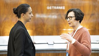 Zwei Personen unterhalten sich