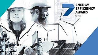 Zwei Personen in Arbeitskleidung, eine mit Helm und die andere mit Brille, stehen vor Windkraftanlagen und Solarpanelen. Text: 'ENERGY EFFICIENCY AWARD by dena'.