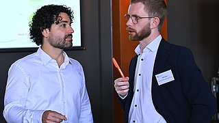 Zwei Personen diskutieren miteinander