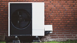 Wärmepumpe vor Hauswand