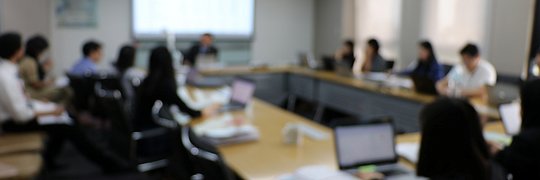 Verschwommenes Bild eines Meetings