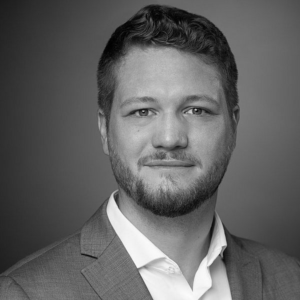 Foto von Maximilian Hierhammer in schwarz weiß