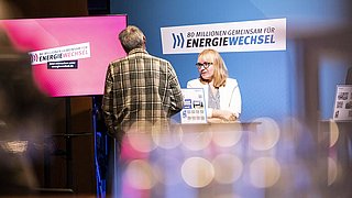 Zwei Personen im Gespräch bei einer Veranstaltung.