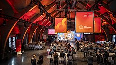 SET Tech Festival, ein großer Raum mit Menschen, die an Tischen sitzen und sich unterhalten.