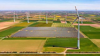Landschaftfotos mit Windpark und PV-Anlagen in Hessen 