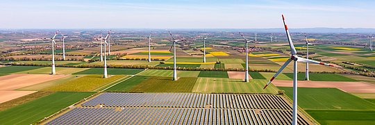 Landschaftfotos mit Windpark und PV-Anlagen in Hessen 