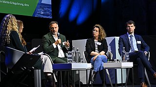 Paneldiskussion auf der Bühne