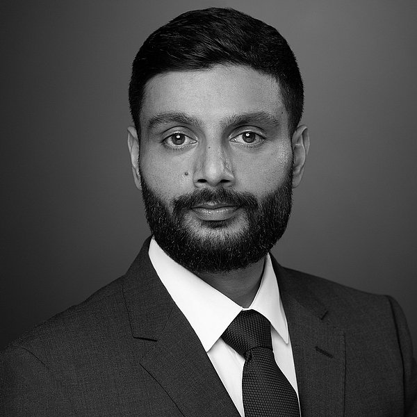 Bild von Dr. Abhishek Gupta in schwarz weiß