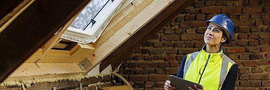 Energieeffizienz-Expertin während einer Vor-Ort-Kontrolle
