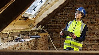 Energieeffizienz-Expertin während einer Vor-Ort-Kontrolle