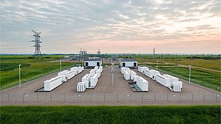 Analyse zu Großbatteriespeichern: Herausforderungen und Lösungen bei Betrieb und Netzanschlüssen.