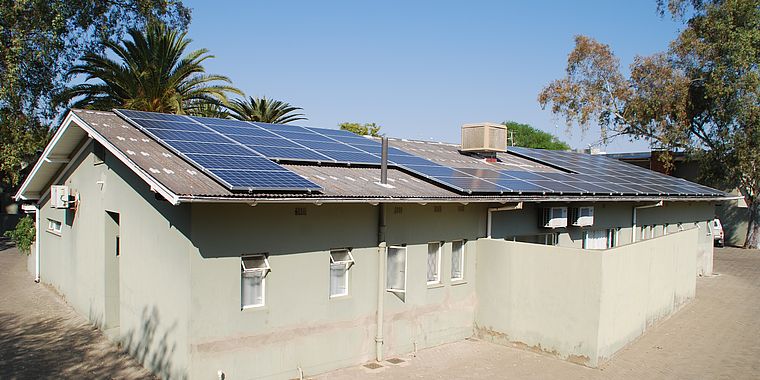 Die Photovoltaik-Anlage samt Batteriesystem auf dem Gästehaus der Namibia University of Science and Technology (NUST) 