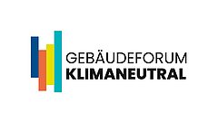 Logo des Gebäudeforums Klimaneutral mit vertikalen farbigen Balken in Blau, Gelb, Orange und Grün links, gefolgt von 'GEBÄUDEFORUM KLIMANEUTRAL' in schwarzer Schrift.