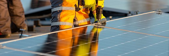 Photovoltaikanlage im Aufbau