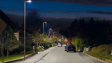 Straßenbeleuchtung in einer wenig befahrenen Straße in einem Wohngebiet bei Nacht.