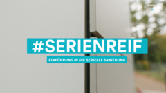 Weiße Wand mit schmalem Spalt, darüber türkisfarbene Balken mit weißer Schrift '#SERIENREIF' und 'EINFÜHRUNG IN DIE SERIELLE SANIERUNG'.