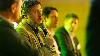 Diskussionsaustausch im Rahmen des Podiums „Markt“. Alexander Neuhäuser (ZVEH) gibt ein Statement ab.