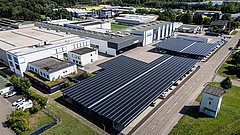 Der Carport bei STOPA mit Photovoltaik-Anlage und Ladepunkten.