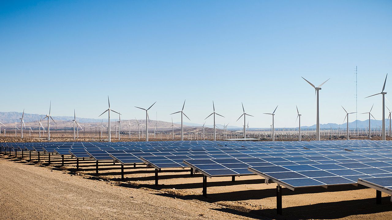 Windkrafträder und Solaranlagen in der Wüste