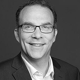 Bild von Tibor Fischer in schwarz weiß