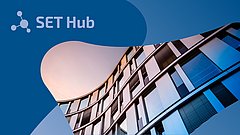 Geschwungene Glasfassade mit Reflektionen eines Sonnenaufgangs