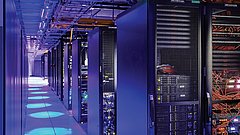 Blick in ein Rchenzentrum mit mehreren Server-Towern.