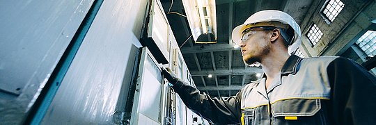 Kraftwerkarbeiter, der eine Anlage überprüft.