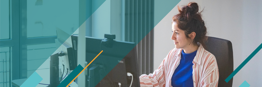 Frau sitzt vor dem PC