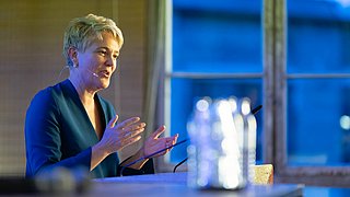 Corinna Enders (dena) begrüßt und führt in die Veranstaltung ein.