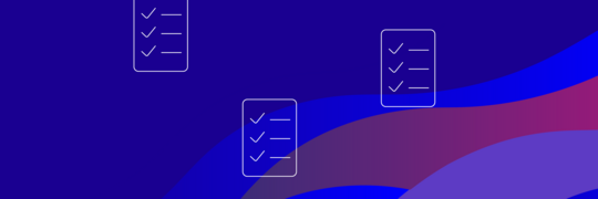 Grafik: Drei weiße Checklisten-Symbole mit Haken auf blau-lila schattiertem Hintergrund.