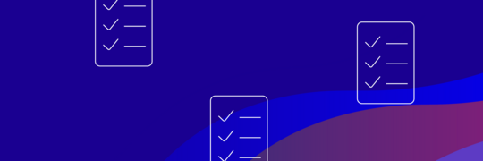 Grafik: Drei weiße Checklisten-Symbole mit Haken auf blau-lila schattiertem Hintergrund.