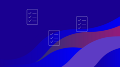 Grafik: Drei weiße Checklisten-Symbole mit Haken auf blau-lila schattiertem Hintergrund.