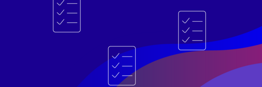 Grafik: Drei weiße Checklisten-Symbole mit Haken auf blau-lila schattiertem Hintergrund.