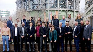 Gruppenfoto von den Teilnehmenden in Berlin am EUREF-Campus vor dem Gasometer Schöneberg
