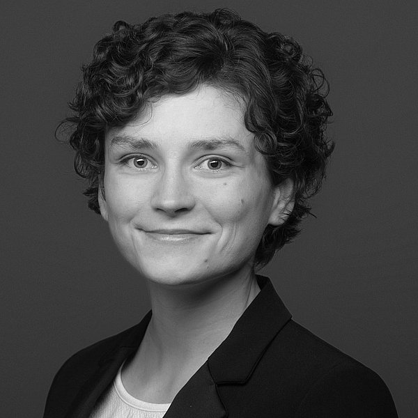 Foto von Karolina Jankowska in schwarz weiß