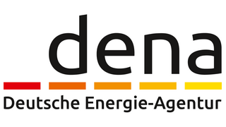 Logo der Deutschen Energie-Agentur (dena) mit dem Schriftzug 'dena' in großen Buchstaben und 'Deutsche Energie-Agentur' darunter. Rote, orange und gelbe Linien unter dem Text.