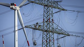 Windrad und Strommast