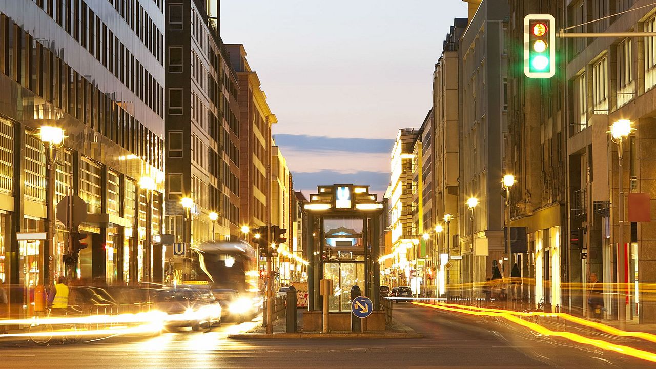 Viele Handelsimmobilien haben Energiesparpotenziale: Einkaufstraße in Berlin (Bild: istockphoto/M. Noskowski)