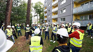 Energiesprong on tour: Erlangen am 24.09.24. Baustellenbesichtigung mit ca. 120 Gästen. Besichtigt wurde das serielle Sanierungsvorhaben der GEWOBAU