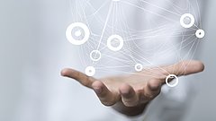 Hand mit durch Linien symbolisierten Netzwerkverbindungen