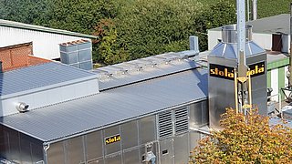 Eine Außenansicht einer Bandtrockneranlage, wie sie bei der Holzmühle Westerkamp zum Einsatz kommt