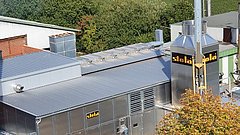 Eine Außenansicht einer Bandtrockneranlage, wie sie bei der Holzmühle Westerkamp zum Einsatz kommt